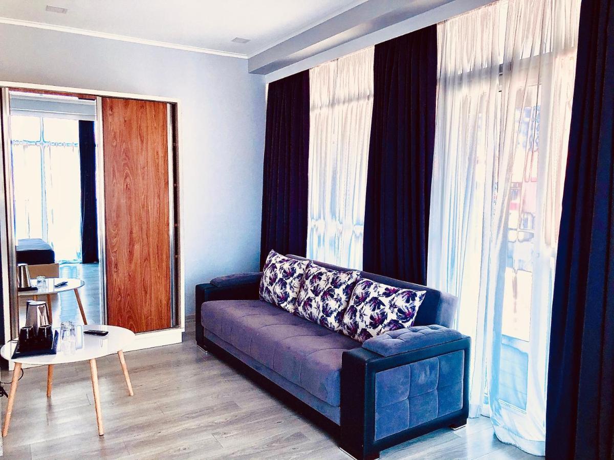 Hotel Tsereteli Palace Batumi Bagian luar foto